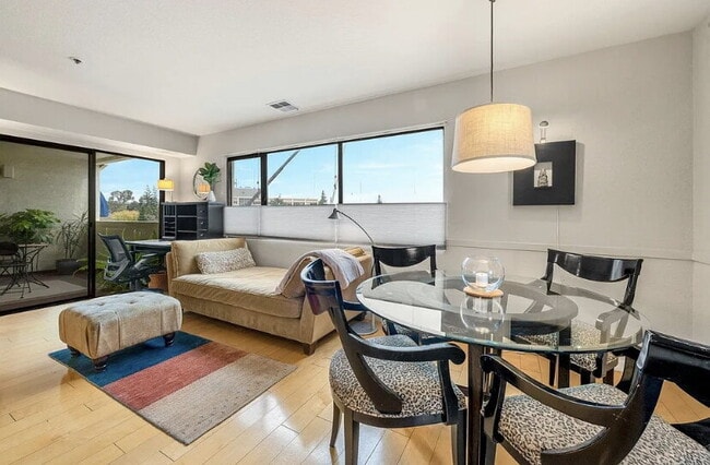 Building Photo - Move in and enjoy this amazingly located P...