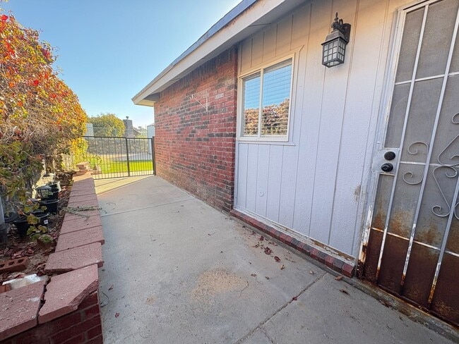 Building Photo - EASTSIDE HOME FOR RENT