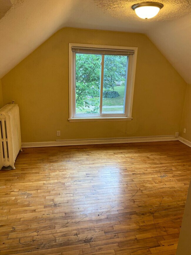 Building Photo - 272 George St W