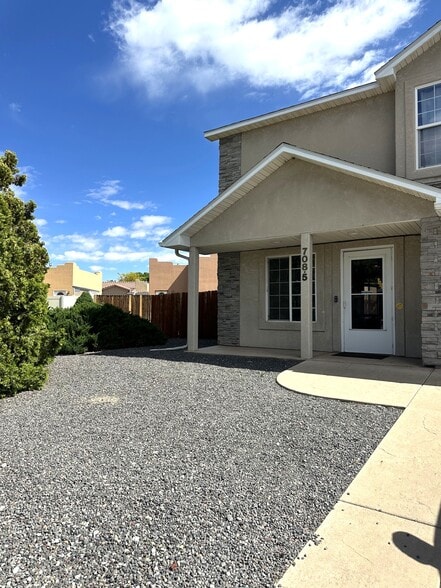 Building Photo - 708 1/2 Willow Creek Rd
