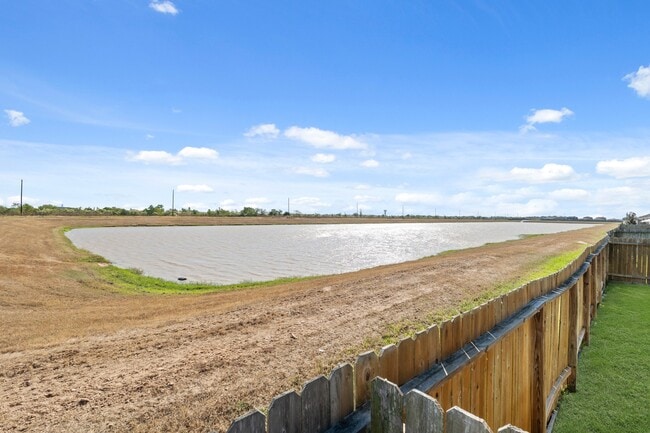 Building Photo - 1001 Strawberry Ridge Dr