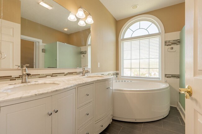 Building Photo - 1701 Stratford View Dr