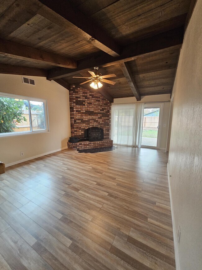 Building Photo - 812 Greenwich Dr