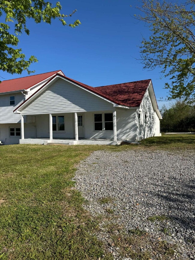 Building Photo - "Charming 2-Bedroom Duplex Retreat on Everett Road Unit B – 2 Full Baths and 1155 Sq Ft of Comfor...