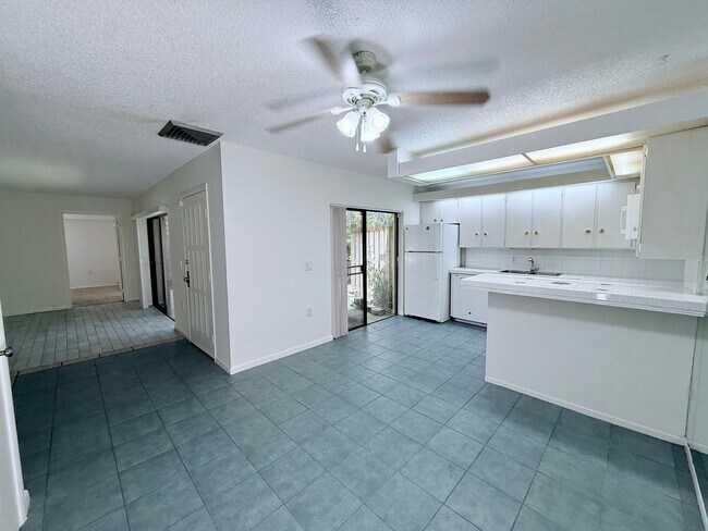 Building Photo - 710 7th Ln