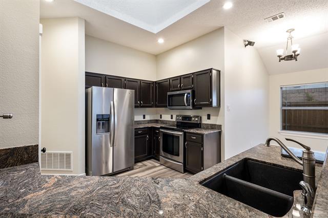 Building Photo - 3810 Columbus Dr