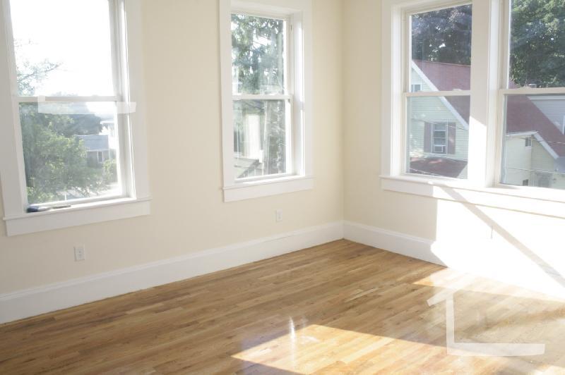 Building Photo - 6 Larose Pl
