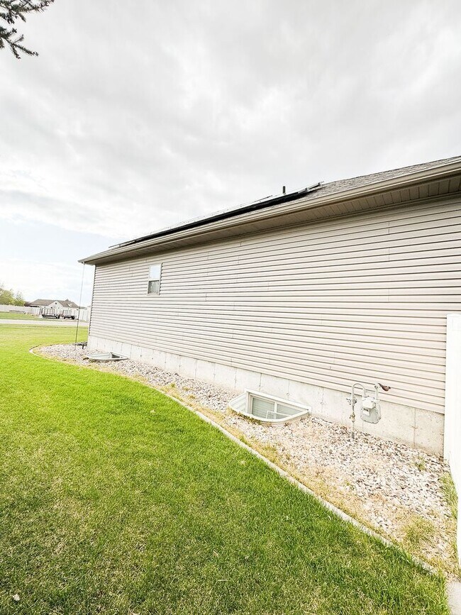 Building Photo - Beautiful Custom Home For Rent In Rexburg!
