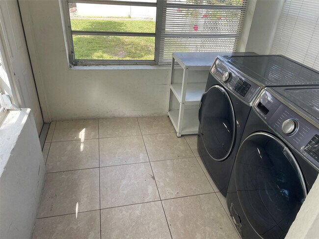 Building Photo - 1635 Moffett St