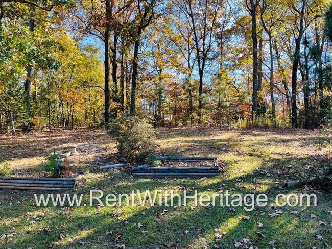 Building Photo - Amazing 4 Bedroom/ 2 Bath Home / Bonus Roo...