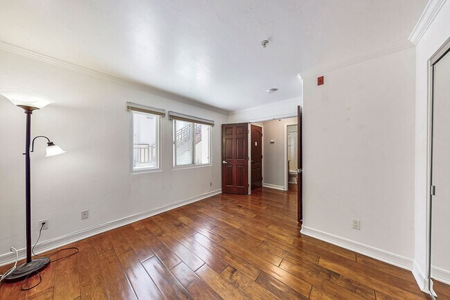 Building Photo - Stunning Condo with Downtown Views – Prime...