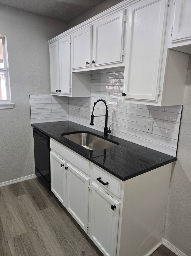 Building Photo - Newly Remodeled