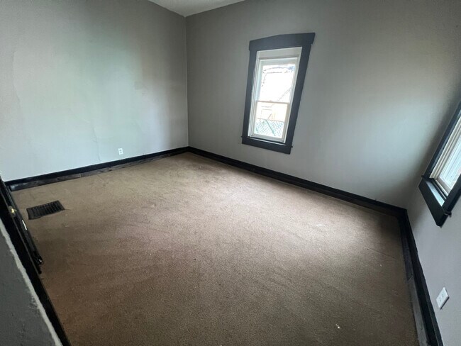 Building Photo - 1528 W 2nd St