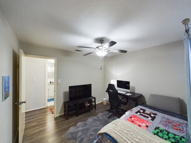 Building Photo - 9400 Doliver Dr