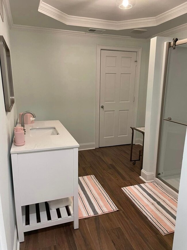 Building Photo - Furnished Executive Rental Downtown