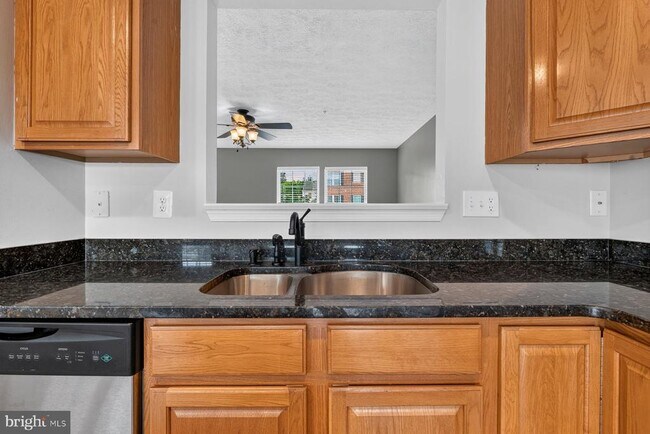 Building Photo - 711 Wineberry Way
