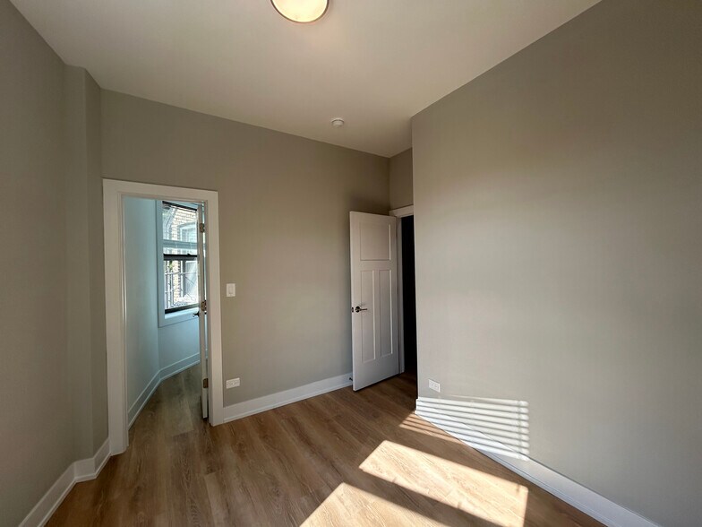 Building Photo - 423 W Belden Ave