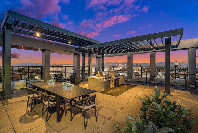 Building Photo - Patina at Midtown