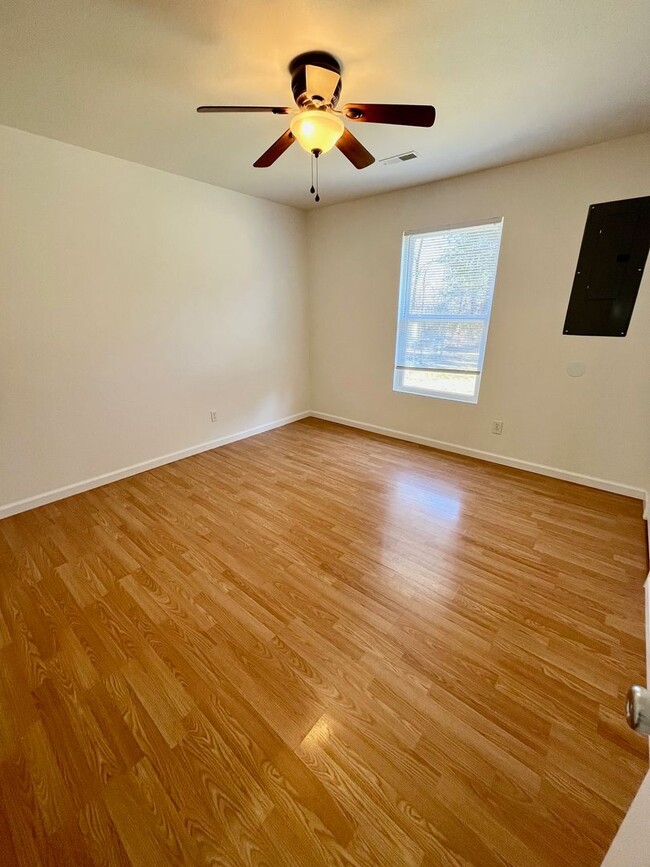 Building Photo - 2 Bed | 1.5 Bath | Duplex