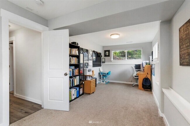 Building Photo - Beautiful 4 Bedroom Close to Everything!