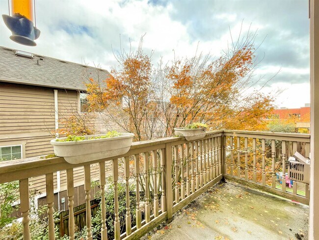 Building Photo - 3 br, 2.5 bath Townhome - 9209 Interlake A...