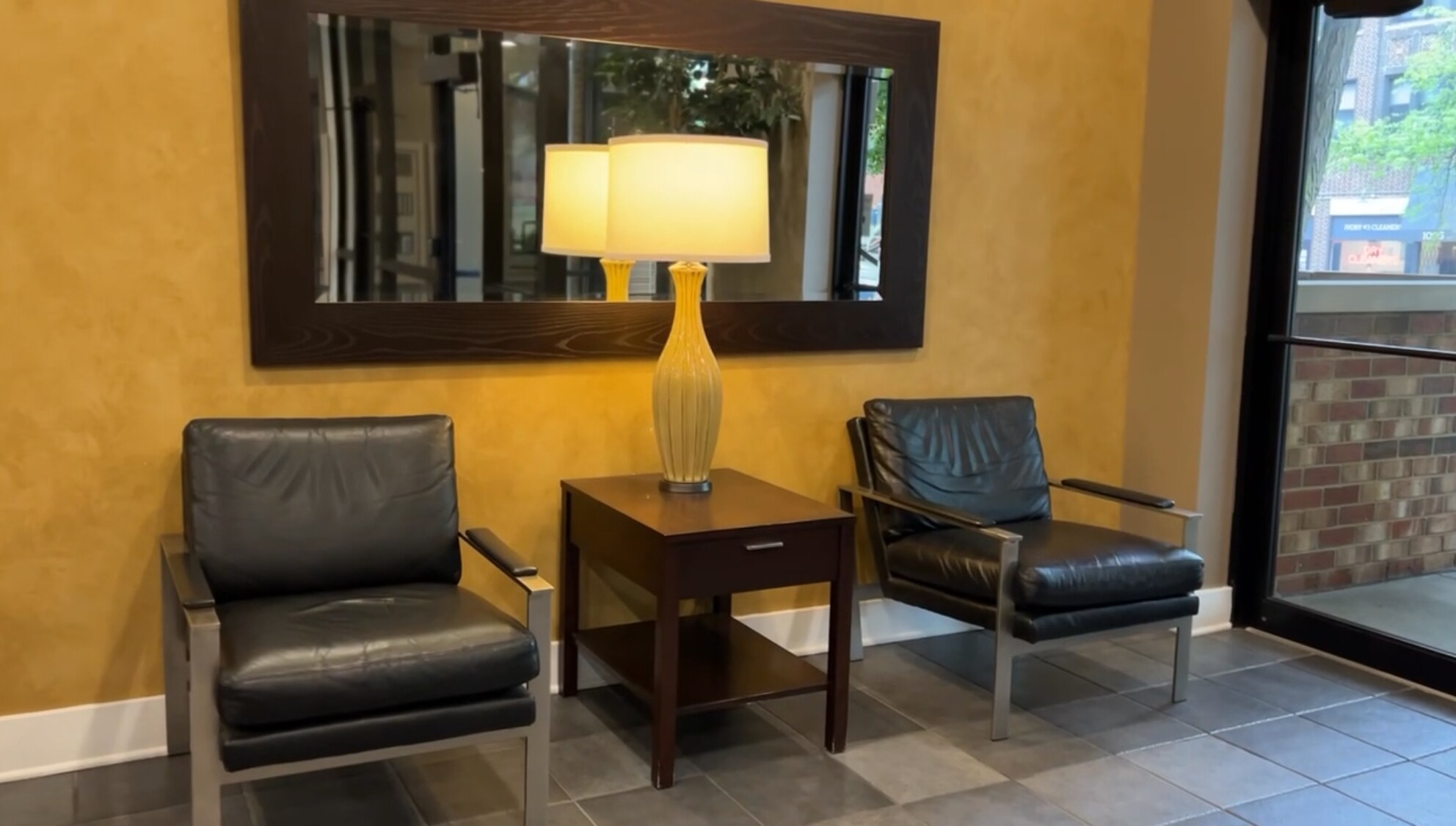 Building Photo - 1000 E 53rd St