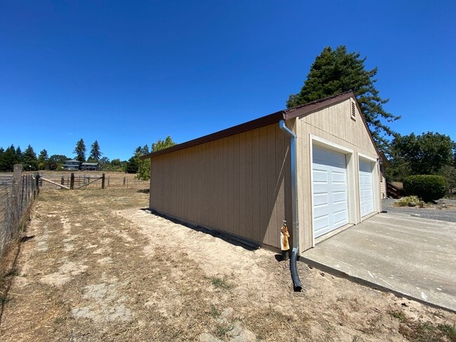 Building Photo - Private, Gated and Views -2 Bdm 2 Bath Gra...