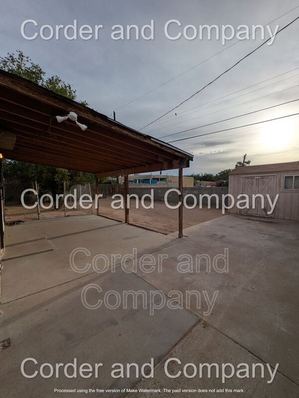 Building Photo - 302 Valencia Dr NE