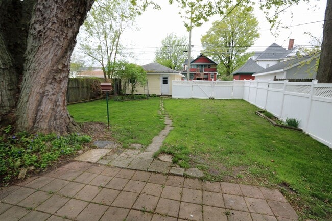 Building Photo - 3 Bed 1 Bath Downtown St. Joseph