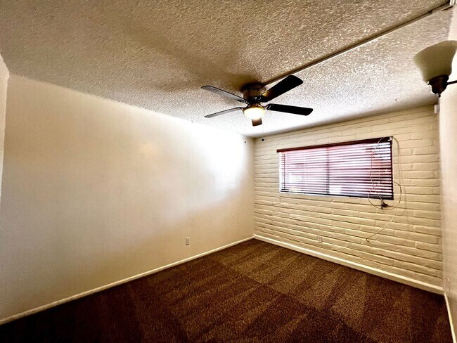 Building Photo - Charming 2 Bedroom Townhome with Private 2...