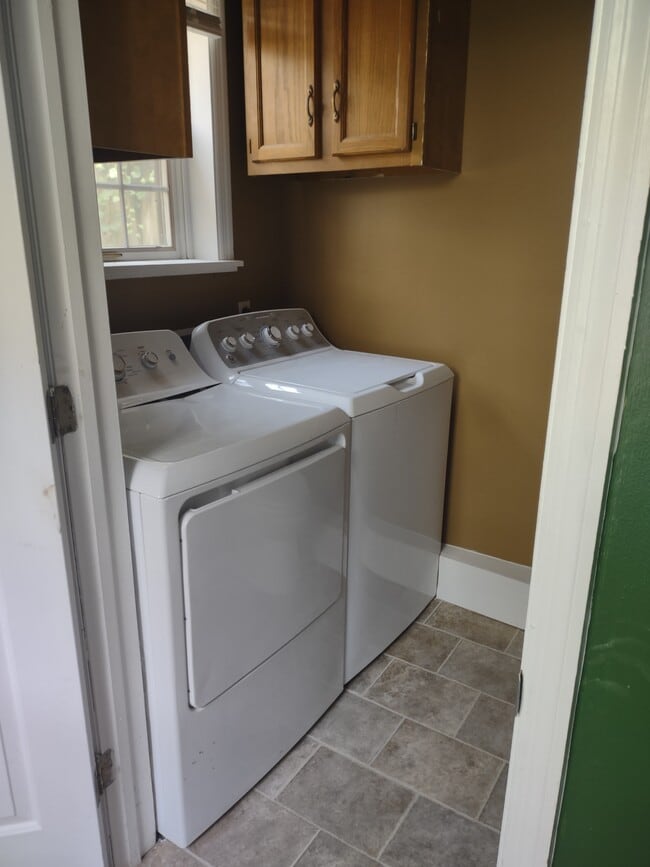 Building Photo - 807 W 10th St