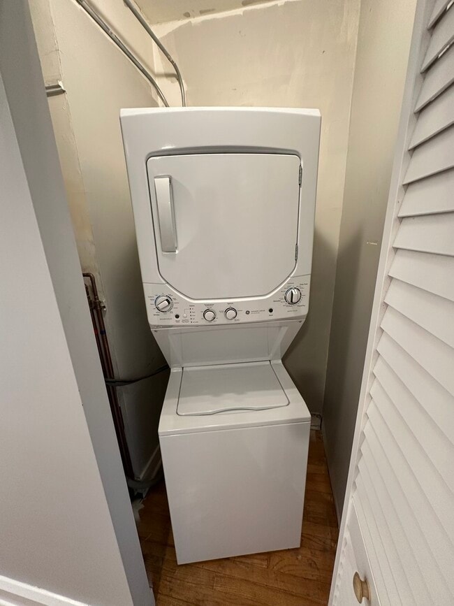 Building Photo - 5745 W Wellington Ave