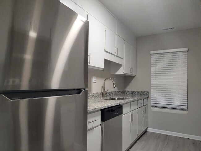 Building Photo - Duplex, Newly renovated, 2 bedroom with 2 ...