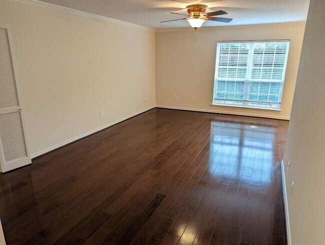 Building Photo - 355 N Post Oak Ln