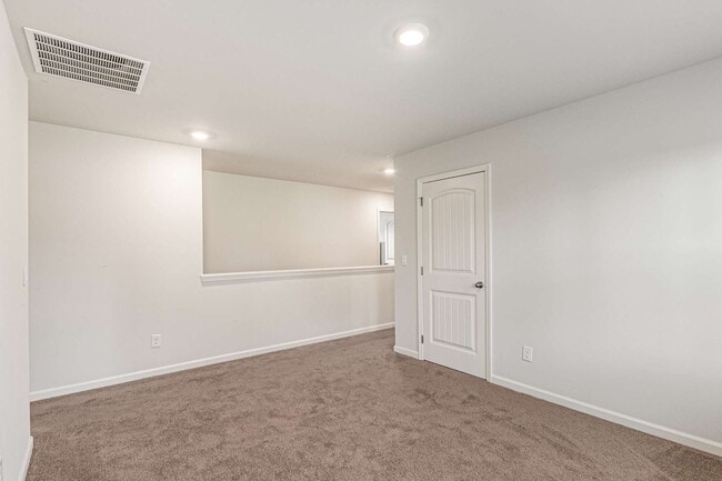 Building Photo - Like New - First Class Amenities