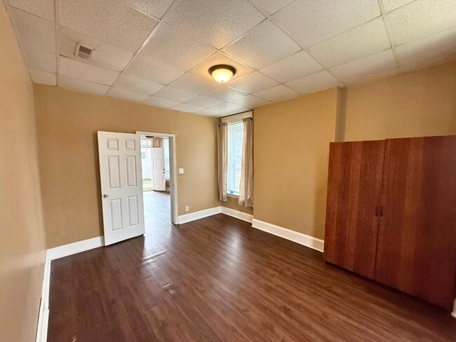 Building Photo - 327 Ash St