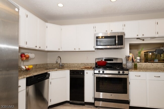 Building Photo - 242 Penns Way