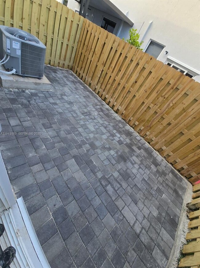 Building Photo - 1076 SE 2nd St