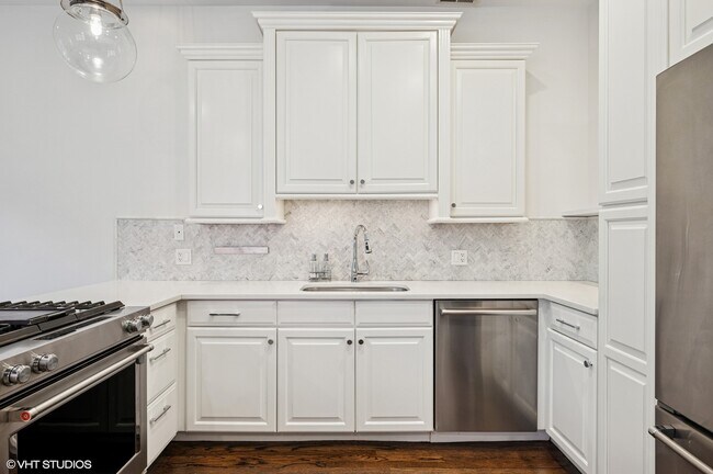 Building Photo - 636 W Schubert Ave