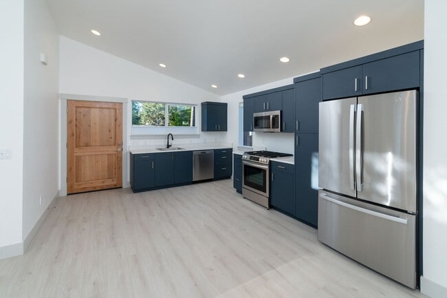 Building Photo - Hartford Duplex - 01355-HART-00