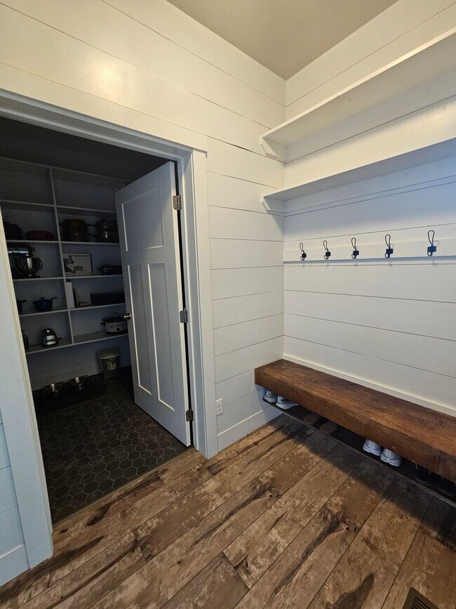 Building Photo - Ready now this beautiful 3 Bedroom Upscale...