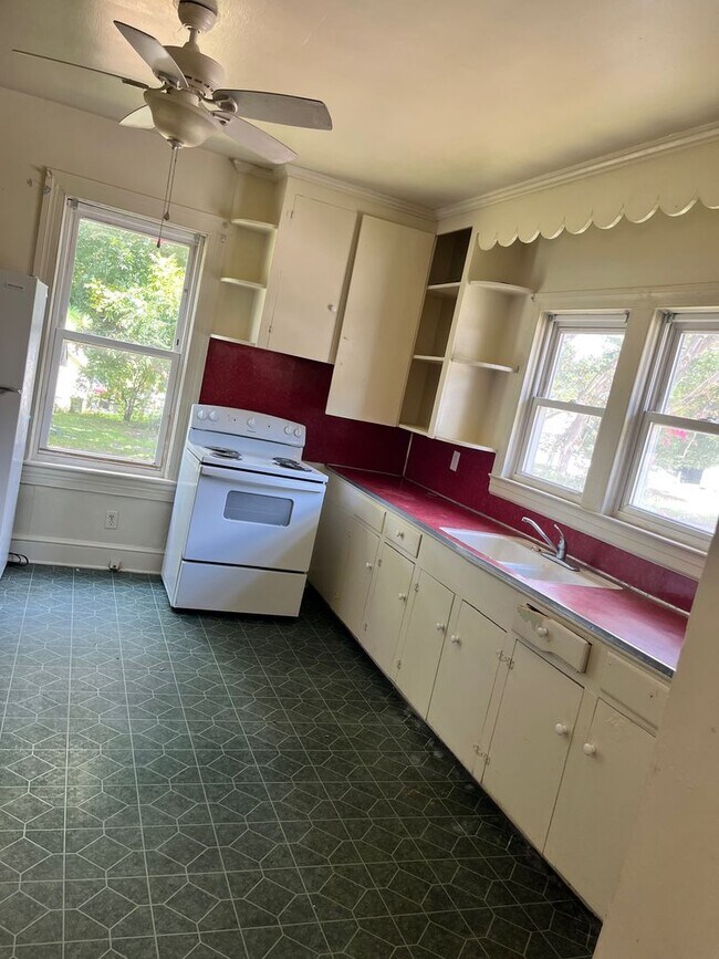 Building Photo - 2 Bedroom 1 Bath House Available to Rent f...