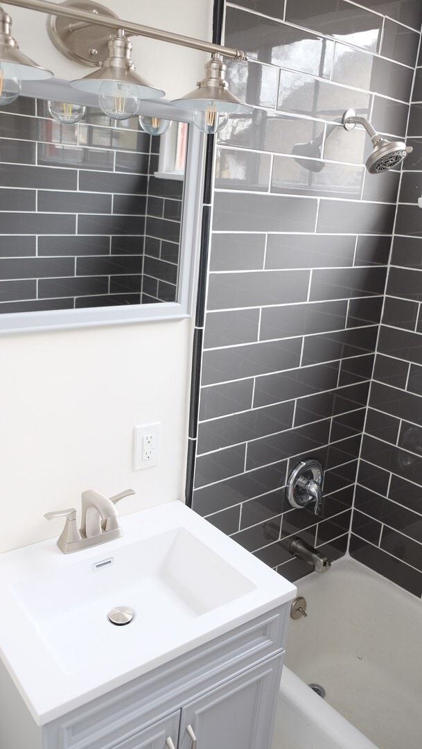 Building Photo - Spacious, modern, and bright! Love at first sight