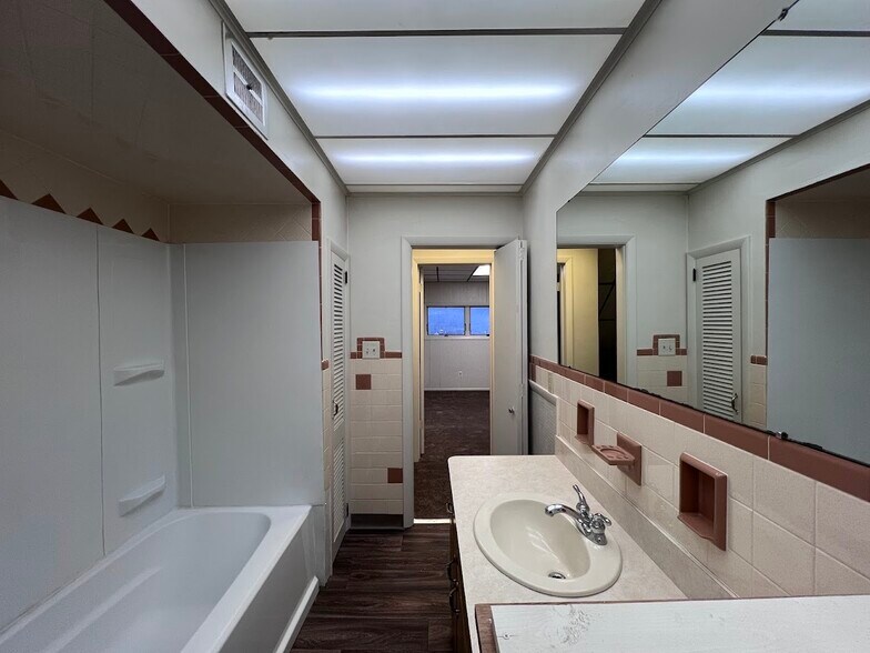 Building Photo - 304 Marie St