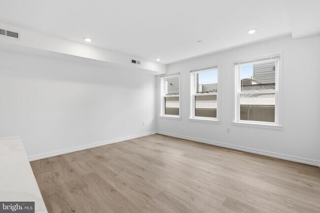 Building Photo - 209 New St