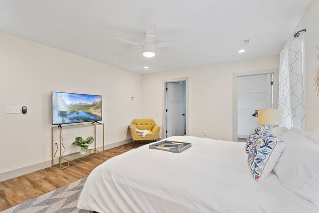 Building Photo - Beautiful renovated home!