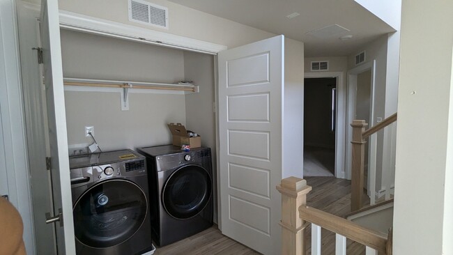 Building Photo - 4 Bed / 3.5 Bath Newly built Townhouse (Av...