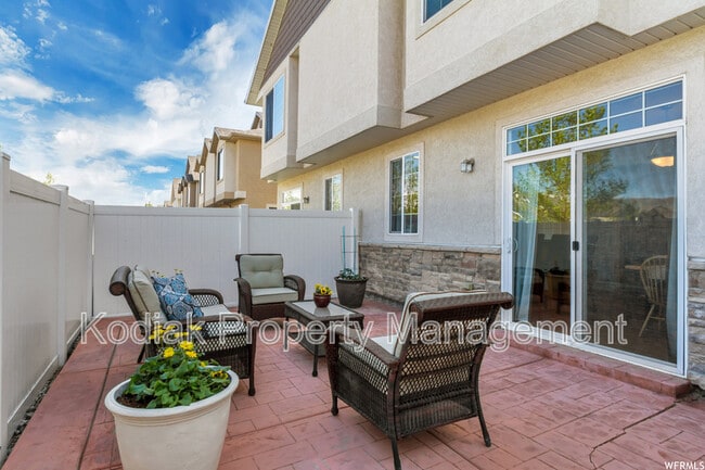 Building Photo - 548 Walton Dr