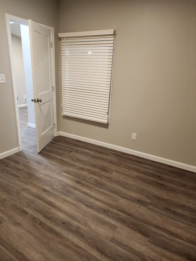 Building Photo - Beautiful 4 bedroom 2 bathroom home with g...