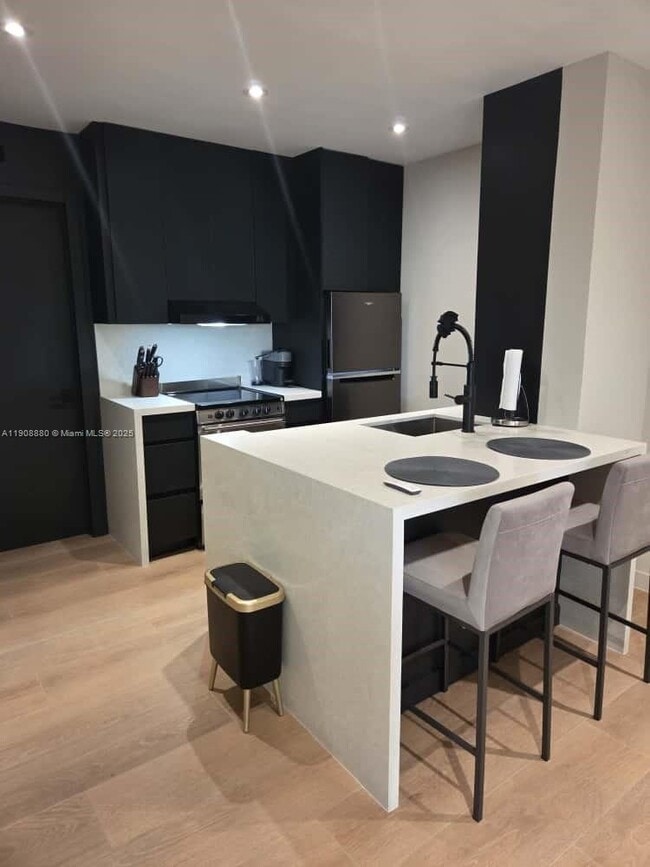 Building Photo - 10824 N Kendall Dr